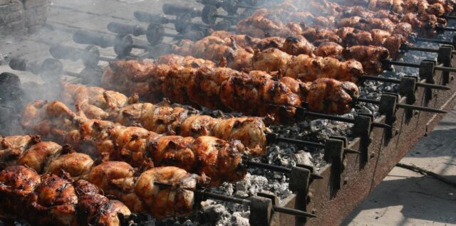 découvrez notre barbecue au charbon de qualité pour des grillades savoureuses et authentiques en plein air.